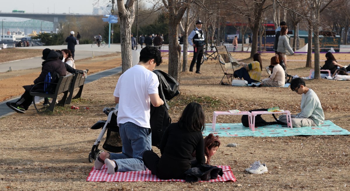 낮 최고기온이 19도까지 오르는 등 포근한 날씨가 이어진 10일 서울 여의도 한강공원을 찾은 시민들이 돗자리를 펴고 나들이를 즐기고 있다. 뉴스1