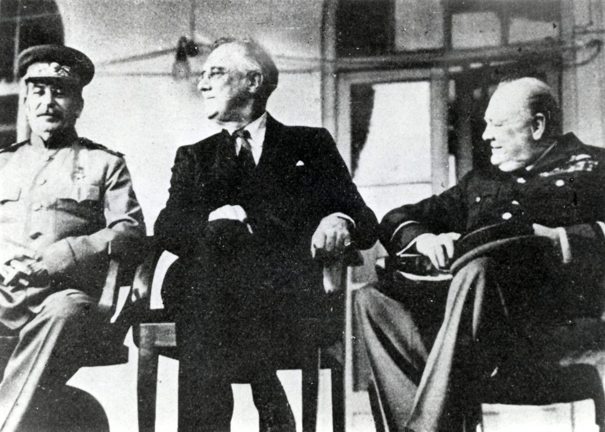 1943년 테헤란회담 당시 스탈린과 루스벨트, 처칠. 키신저는 루스벨트의 2차대전 전후 처리에 대해 비판적인 시각을 가졌다.   동아일보DB