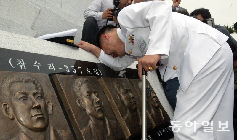 11일 국가보훈부 차관 취임식을 앞둔 이희완 신임 차관(예비역 해군 대령)이 2003년 6월 경기 평택시 해군 2함대사령부에서 열린 제2연평해전 전적비 제막식에 참석해 오열하는 모습. 동아일보DB