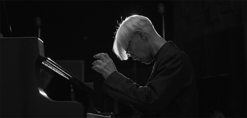 영화 ‘류이치 사카모토: 오퍼스’는 피아노를 연주하는 고인의 검버섯 핀 얼굴과 지휘하는 듯한 손짓, 가시처럼 마른 손을 찬찬히 담았다. 엣나인필름 제공
