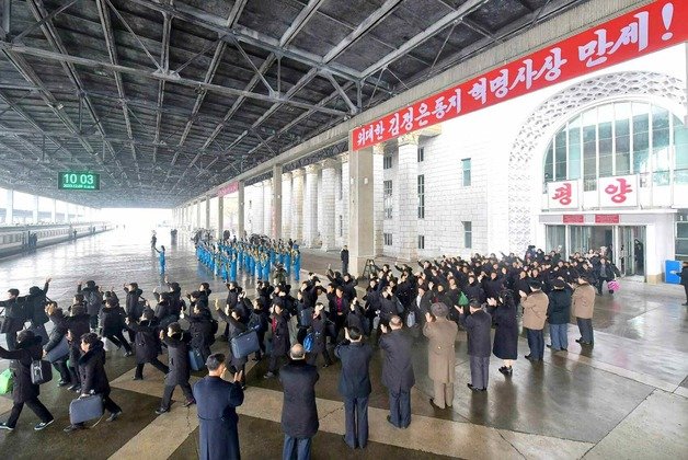 북한의 제5차 ‘전국어머니대회’ 참가자들이 9일 평양을 떠냤다. 평양 노동신문=뉴스1