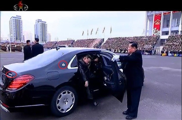 김정은 북한 국무위원장이 제5차 전국어머니대회가 열린 평양체육관에 전용차를 타고 도착한 모습. 전용차 뒷문 후면에 마이바흐 마크가 보이고, 트렁크에는 S650이라는 글자가 보인다. 조선중앙TV