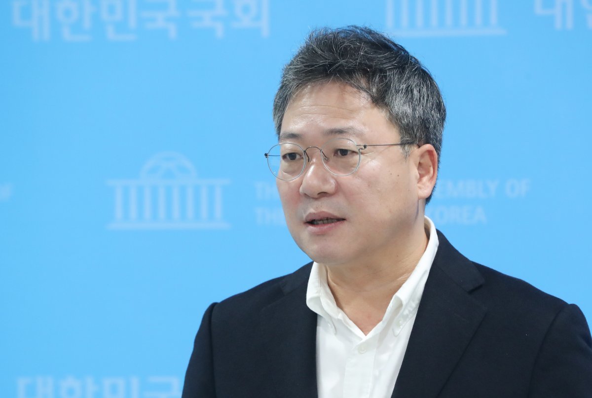 박정하 국민의힘 수석대변인이 20일 서울 여의도 국회 소통관에서 촛불집회 등 현안 브리핑을 마친 뒤 취재진의 질의에 답하고 있다. 2022.11.20. 뉴스1