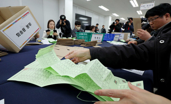 지난달 13일 오후 서울 종로구 서울시선거관리위원회에서 열린 제22대 국회의원선거 대비 모의개표 실습에 참여한 각 구별 선관위 직원들이 투표함에서 나온 관외투표지를 정리하고 있다. 뉴스1