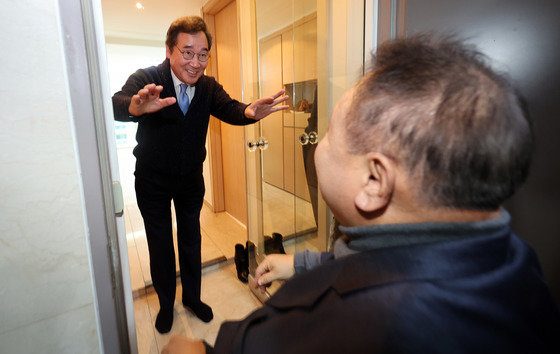이낙연 전 더불어민주당 대표가 11일 오후 서울 종로구 사무실에서 이상민 무소속 의원과 회동을 마치고 배웅을 하고 있다. 공동취재단