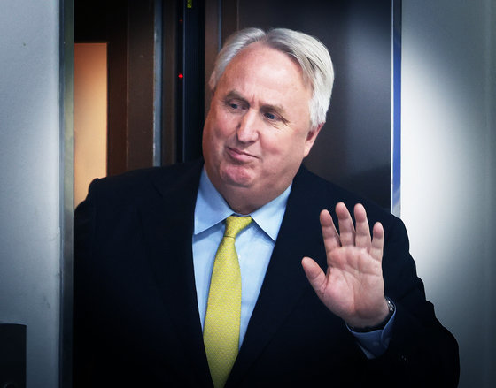 인요한 국민의힘 혁신위원장이 서울 여의도 국민의힘 당사에서 열린 혁신위원회 제12차 전체회의에 참석하며 손 인사를 하고 있다. 2023.12.7/뉴스1