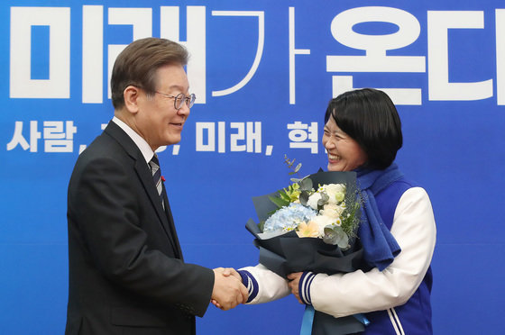 이재명 더불어민주당 대표와 박지혜 변호사가 11일 오전 서울 여의도 국회에서 열린 더불어민주당 1호 인재영입식에서 악수를 나누고 있다. 2023.12.11/뉴스1