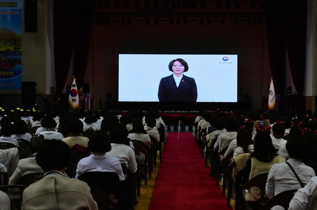 이영 중소벤처기업부 장관이 2023 전국 여성CEO 경영연수에서 영상 축사를 하고 있다.(한국여성경제인협회 제공)