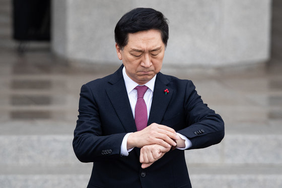 김기현 국민의힘 대표가 11일 경기 성남시 서울공항에서 네덜란드를 국빈 방문하는 윤석열 대통령 환송을 위해 이동하고 있다. 2023.12.11/뉴스1