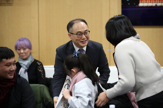 이원석 검찰총장이 7일 오후 서울 중구 서울시청에서 열린 ‘제6회 첫겨울 나눌래옷’ 행사에서 외국인 이웃들에게 학용품을 전달하고 있다. ‘첫겨울 나눌래옷’은 겨울이 없는 나라에서 온 외국인에게 외투를 나누는 행사다. 2023.12.7. 뉴스1