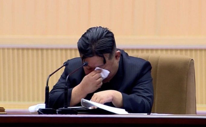 김정은 북한 국무위원장이 지난 3일 평양체육관에서 열린 제5차 전국어머니대회에서 리일환 당비서의 대회보고 도중 손수건으로 눈물을 닦고 있다. 조선중앙TV