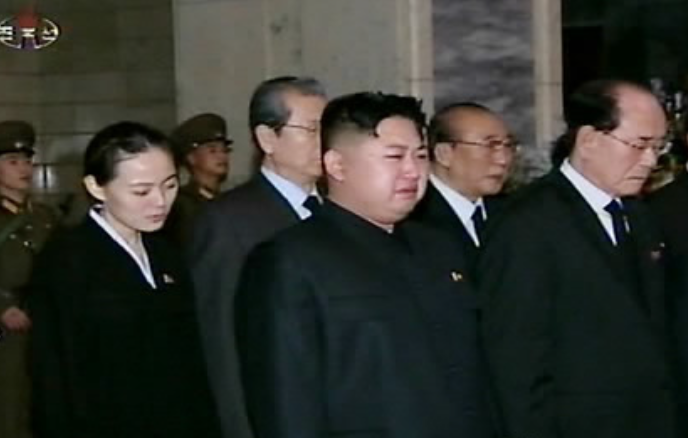 2011년 12월 26일 김정은 북한 국무위원장이 금수산기념궁전을 찾아 김정일 국방위원장의 시신을 참배하며 또 다시 눈물을 흘리고 있다.