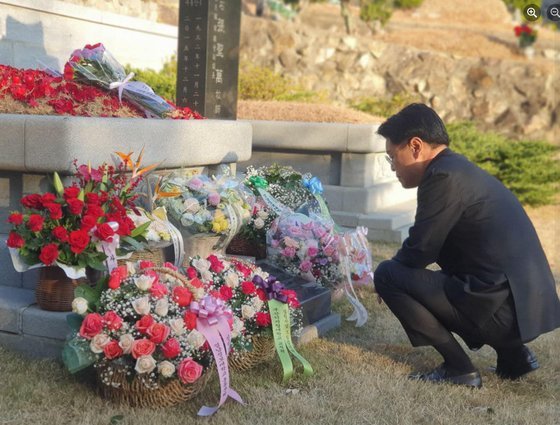 국민의힘 장제원 의원이 11일 공개한 부친인 고(故) 장성만 전 국회부의장 묘소를 찾은 모습. 페이스북 갈무리