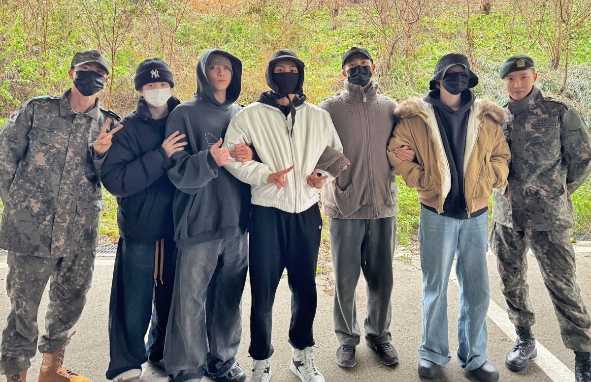 그룹 방탄소년단(BTS) 멤버 7명 전원이 11일 충남 논산시 육군훈련소에 모였다. 왼쪽부터 진, 슈가, 정국, 뷔, RM, 지민, 제이홉. 사진 출처 방탄소년단 트위터
