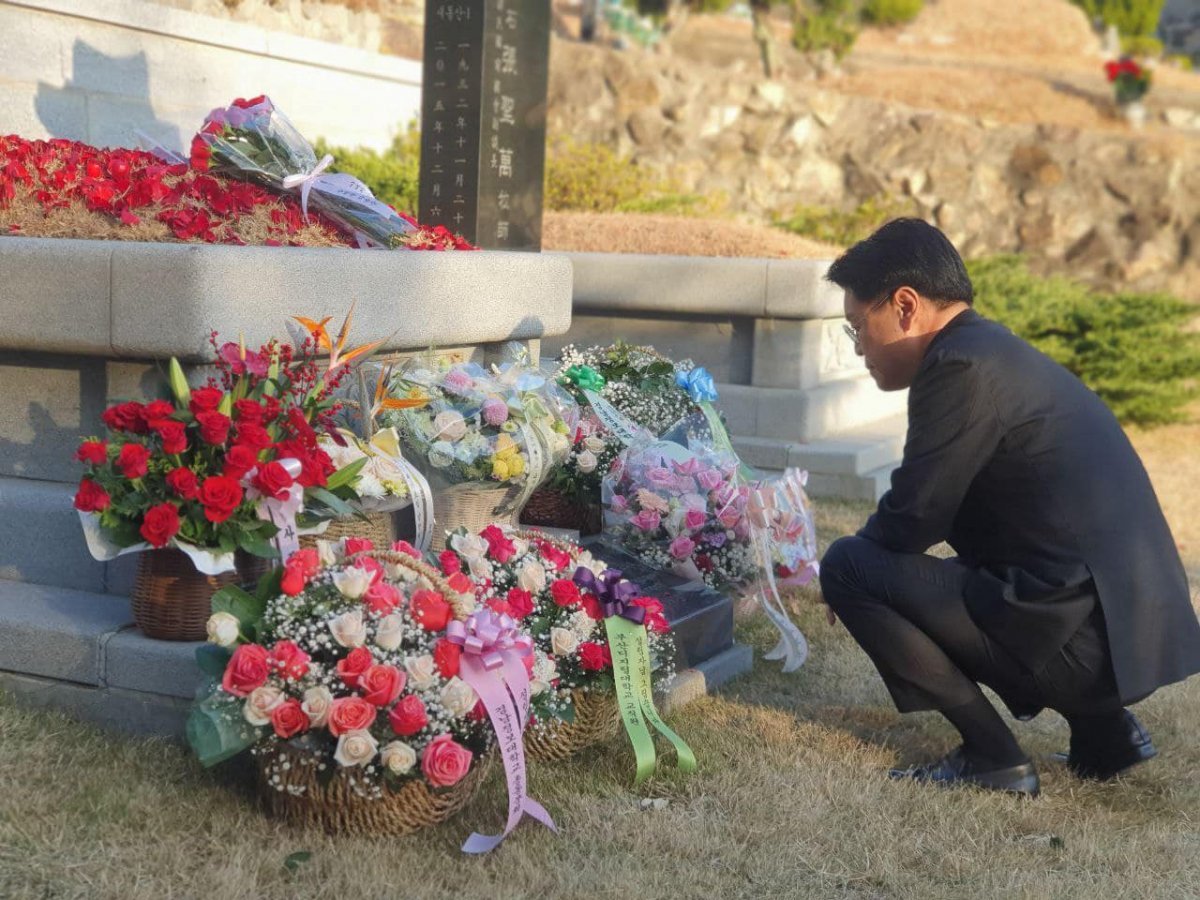 국민의힘 장제원 의원이 페이스북에 선친 묘소를 방문한 사진과 함께 불출마를 시사하는 듯한 글을 올렸다. 페이스북 갈무리