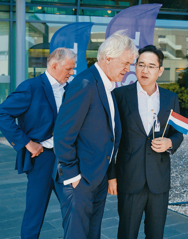 이재용 삼성전자 회장(오른쪽)이 지난해 6월 네덜란드 에인트호번에 있는 반도체 장비회사 ASML 본사를 찾아 페터르 베닝크 ASML 최고경영자(CEO)와 협력 방안을 논의하고 있다. 삼성전자 제공
