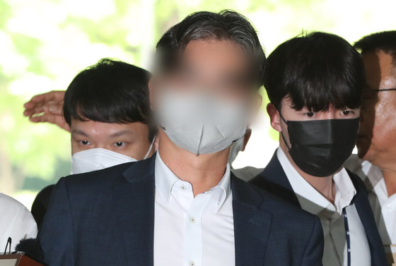 더불어민주당 전당대회 ‘돈봉투’ 의혹의 핵심 피의자로 지목된 송영길 전 대표의 전직 보좌관 박용수 씨가 3일 서울 서초구 서울중앙지방법원에서 열린 구속 전 피의자심문(영장실질심사)에 출석하고 있다. 2023.7.3/뉴스1