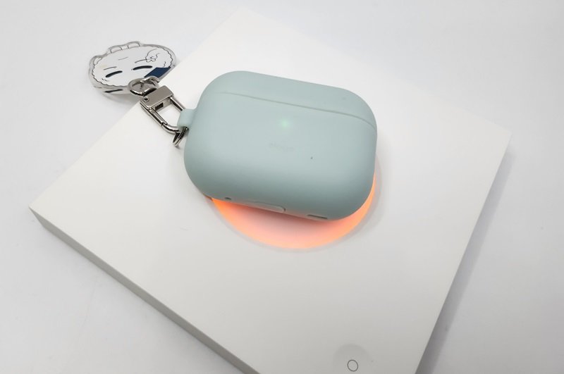 무선 이어폰도 무선 충전이 가능하다 / 출처=IT동아