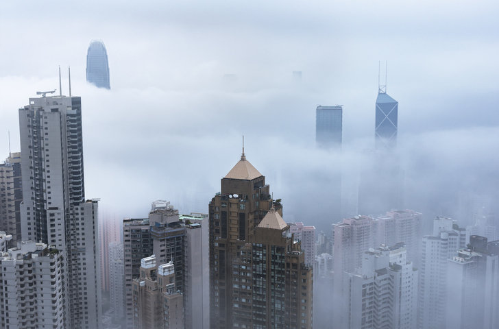 구름이 낮게 깔린 홍콩 도심의 모습. 홍콩 부동산 시장의 냉각은 경쟁자 싱가포르 시장의 활황과 대비된다.  게티이미지