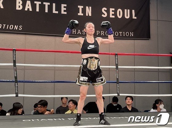 서려경 순천향대천안병원 교수가 9일  태국 쿨라티다 쿠에사놀 선수와의 세계 타이틀매치 전초전에서 3라운드 15초 만에 테크니컬 녹아웃(TKO) 승리를 거뒀다. 사진은 7월 한국복싱커미션(KBM) 한국 여자 라이트플라이급 타이틀매치에서 승리해 챔피언벨트를 따낸 서 교수. (순천향대 천안병원 제공)/뉴스1