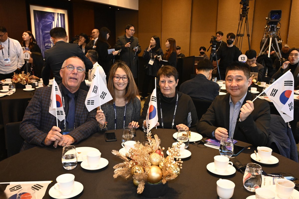 프랑스 양부모를 모시고 처음으로 한국을 방문한 로랑 뒤물랭 씨(오른쪽) 가족이 태극기를 들고 포즈를 취하고 있다.