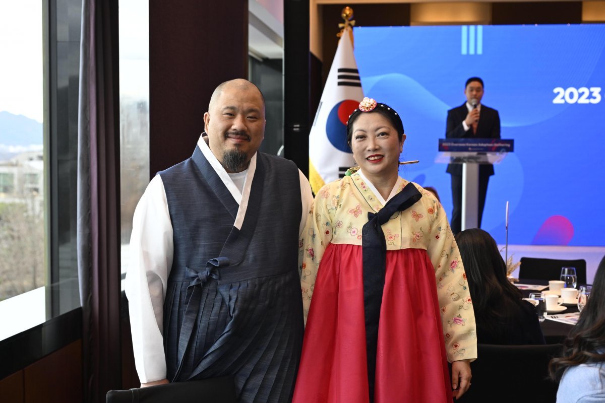 독일에서 온 한인 입양동포 출신 부부인 콜야 홀펠트 씨(왼쪽)와 이리나 그리프 씨가 나란히 한복을 차려입고 2023 세계한인입양동포대회에 참석해 눈길을 끌고 있다. 재외동포청 제공