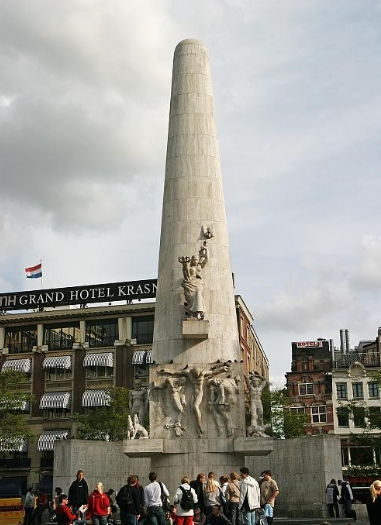 네덜란드 담 광장에 위치한 전쟁기념비. 제2차 세계대전 전사자들을 기리기 위해 세워졌다. 사진=doopedia