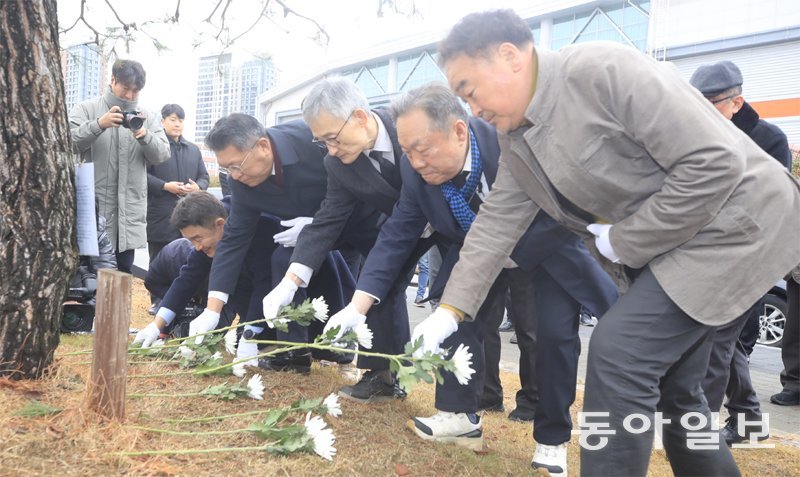 광주 동신고에서 역시 쿠데타 당시 숨진 정선엽 병장을 기리는 기념수에 유족과 지인들이 헌화하는 모습. 광주=박영철 기자 skyblue@donga.com