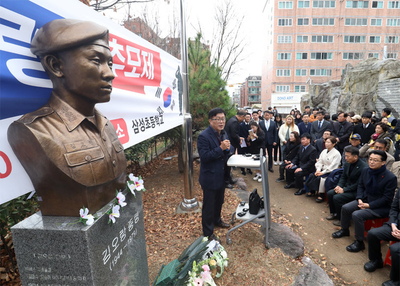 12·12쿠데타 당시 신군부에 의해 희생된 고 김오랑 중령을 기리는 추모제가 12일 경남 김해시 김 중령 흉상 앞에서 열렸다. 김해=뉴스1