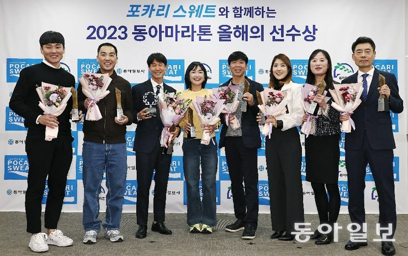 2일 열린 ‘2023 동아마라톤 올해의 선수상’ 시상식에서 수상자들이 트로피를 들고 카메라 앞에 함께 섰다. 왼쪽부터 박한두솔, 
안현태, 최진수, 박천순, 김용범, 김하나, 이윤화, 이광열 씨. 양회성 기자 yohan@donga.com