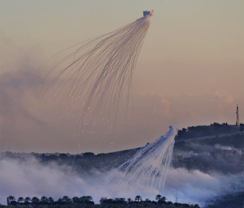 올 10월 16일 이스라엘과 접한 레바논 남부 다하이라에서 국제사회가 금지한 무기 ‘백린탄’으로 추정되는 포탄이 하얀 연기와 함께 일대에 쏟아지고 있다. 다하이라=AP 뉴시스