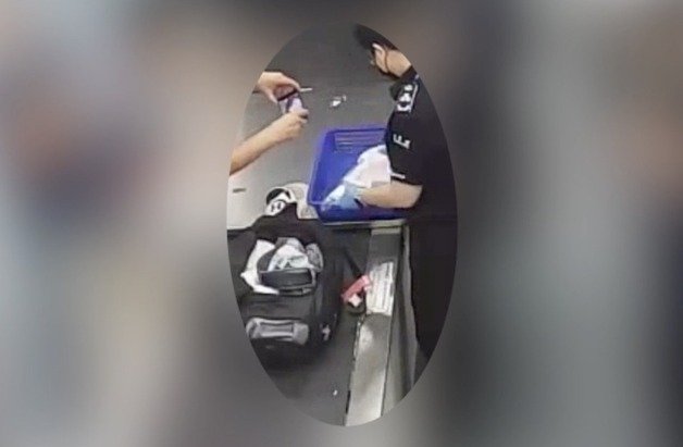 김해공항세관 직원이 가방 속에 들어있는 마약을 확인하고 있다. (부산본부세관 제공)