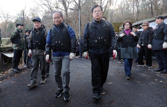 윤재옥 국민의힘 원내대표와 이만희 사무총장이 12일 오후 서울 강남구 구룡마을에서 연탄나눔 봉사활동을 하고 있다. 2023.12.12. 뉴스1