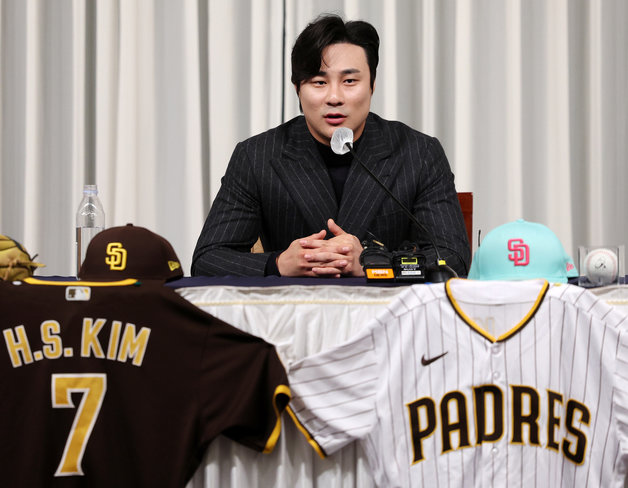 역대 한국인 선수 최초로 메이저리그(MLB) 내셔널리그 유틸리티 야수 부문 골든글러브를 수상한 샌디에이고 파드리스의 김하성이 20일 서울 강남구 청담동 호텔리베라에서 열린 공식 기자회견에서 취재진 질문에 답변하고 있다. 2023.11.20 뉴스1