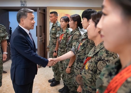 이종섭 국방부 장관이 31일 서울 용산구 국방컨벤션에서 ‘2023 국제군인체육연맹(CISM) 고공강하대회’ 종합우승을 차지한 우리 육군특수전사령부 소속 여군 대표팀을 만나 격려하고 있다.(국방부 제공) 2023.7.31/뉴스1