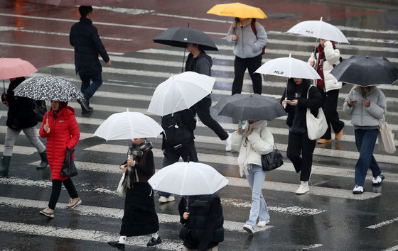 전국 대부분 지역에 비가 내리는 11일 오전 경북 경산시 대학로에서 우산을 쓴 시민들이 발걸음을 재촉하고 있다. 2023.12.11/뉴스1
