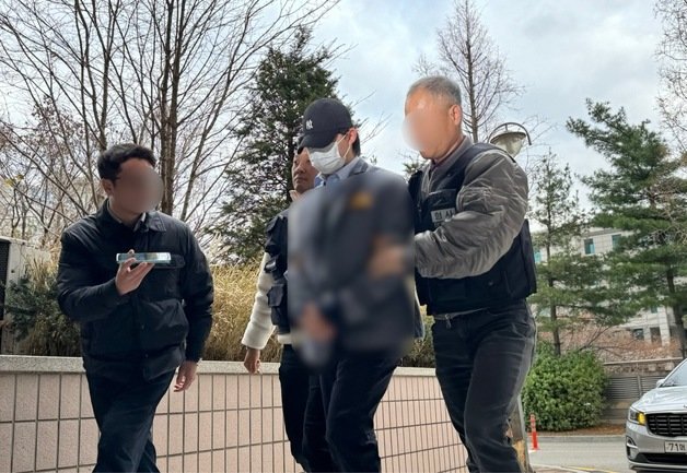 13일 오후 2시쯤 인천시 미추홀구 인천지법 영장실질심사장 앞에 협박, 위계에 의한 공무집행방해 등의 혐의로 구속 전 영장실질심사를 받는 A군이 교복을 입고 들어가고 있다.2023.12.13