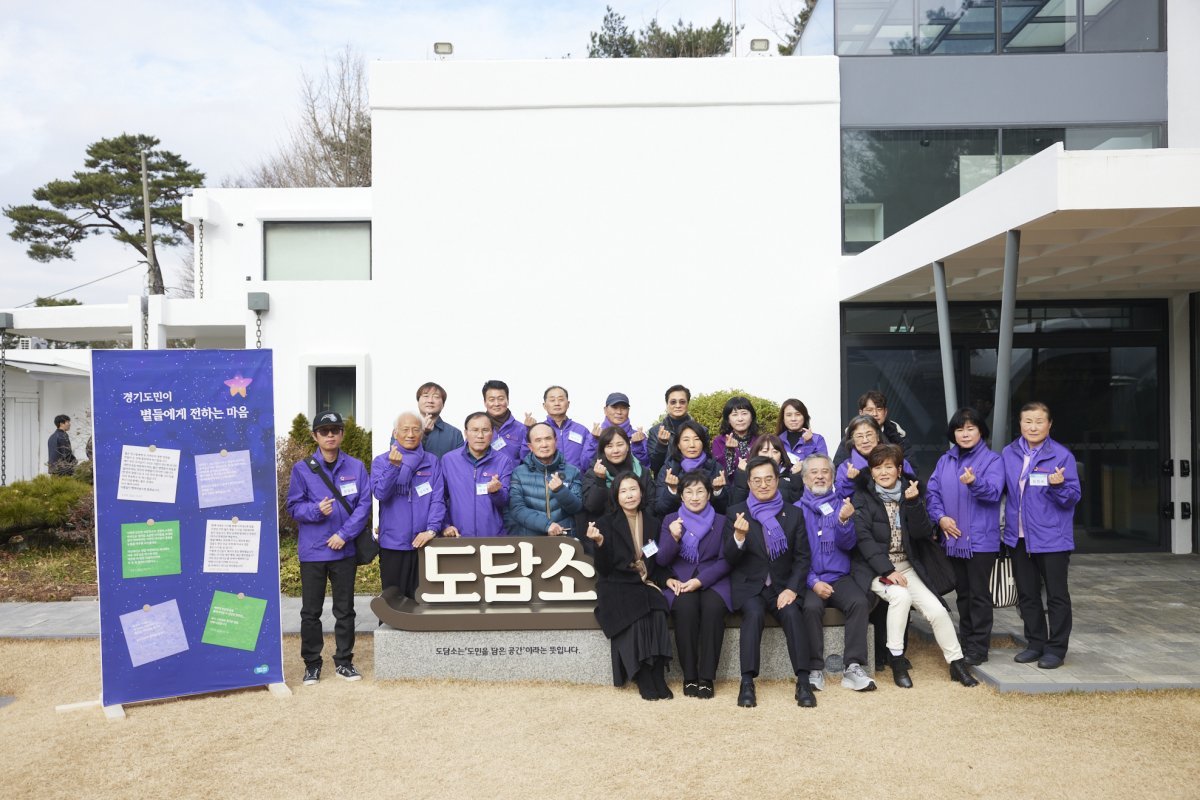 김동연 경기도지사가 13일 오후 도담소에서 10.29 이태원 참사 유가족과 기념사진을 찍고 있다. 경기도 제공