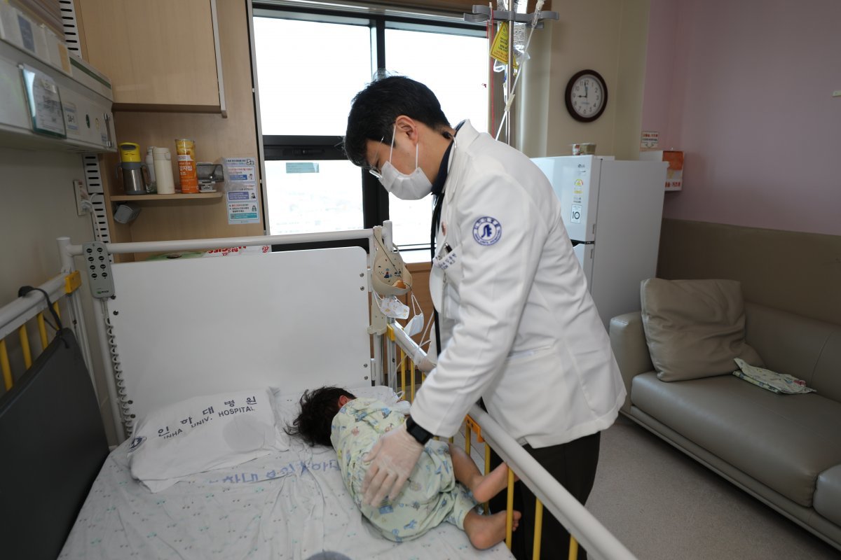 김동현 인하대병원 소아청소년과 교수가 폐렴으로 입원해 치료 중인 환아의 치료 경과를 살펴보고 있다. 인하대병원 제공
