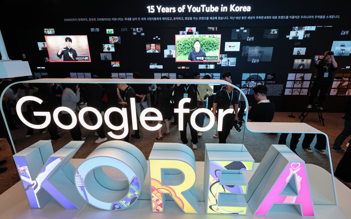 21일 오후 서울 중구 신라호텔 영빈관에서 열린 'Google for Korea 2023'에서 참석자들이 행사장에 마련된 유튜브 한국 15주년 미디어월을 살펴보고 있다. 2023.9.21 사진=뉴스1