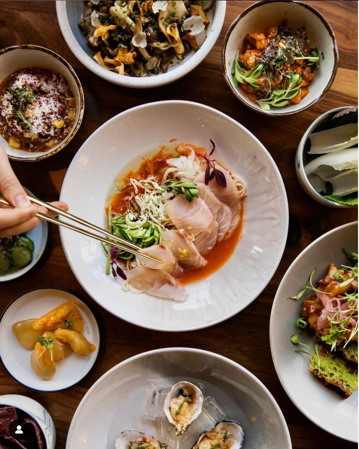 미국 뉴욕타임스(NYT)가 뽑은 ‘2023년 최고의 요리 23선’에 선정된 샌프란시스코의 한식 전문 식당 ‘반상’의 물회면(가운데). 사진 출처 반상 인스타그램