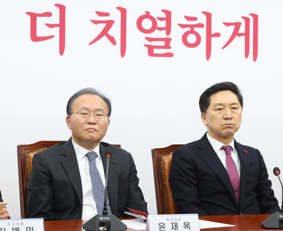 김기현 국민의힘 대표와 윤재옥 원내대표가 11일 서울 여의도 국회에서 열린 최고위원회의에서 최고위원들의 발언을 듣고 있다. 2023.12.11. 뉴스1