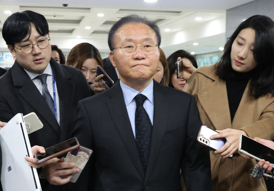 윤재옥 국민의힘 원내대표가 13일 서울 여의도 국회 의원회관에서 김기현 대표와 관련해 취재진의 질문을 받고 있다. 2023.12.13. 뉴스1