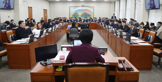 백혜련 국회 정무위원장이 9일 오전 서울 여의도 국회에서 열린 정무위원회 전체회의를 주재하고 있다. 2023.11.9/뉴스1