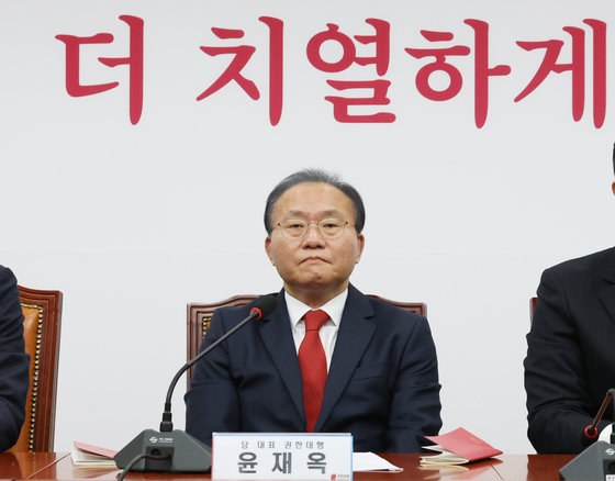 윤재옥 국민의힘 당 대표 권한대행이 14일 서울 여의도 국회에서 열린 최고위원회의에서 생각에 잠겨있다. 2023.12.14/뉴스1 ⓒ News1