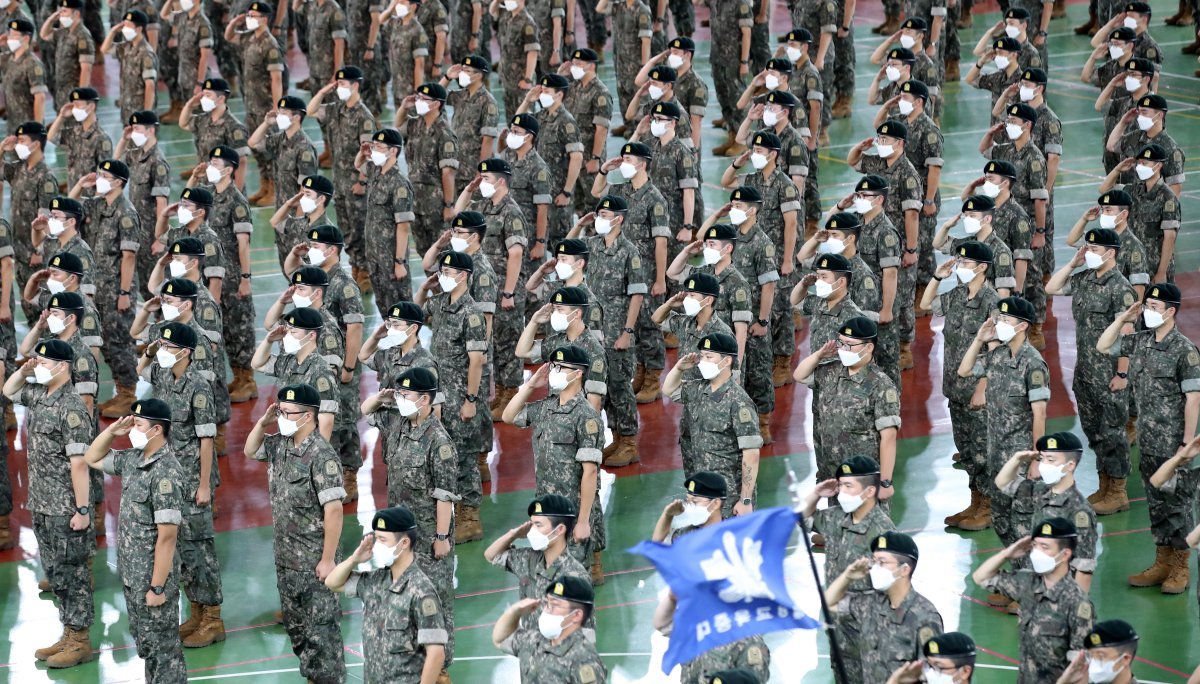 충남 논산 육군훈련소 연무관에서 열린 22-37기 26교육연대 2교육대 신병 수료식에서 장병들이 거수 경례를 하고 있다. 2022.6.29/뉴스1