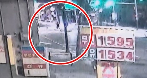 지난 13일 0시26분쯤 충북 청주시 청원구 내덕동 한 교차로에서 승용차가 앞서가던 오토바이를 들이받는 사고를 냈다. 원내가 사고 지점. (독자 제공) 2023.12.14