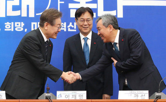 이재명 더불어민주당 대표가 14일 오후 서울 여의도 국회에서 한오섭 대통령실 정무수석을 접견, 악수를 나누고 있다. 2023.12.14/뉴스1 ⓒ News1