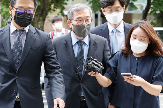 사모펀드 환매 중단으로 2500억 원대 피해를 일으킨 혐의를 받는 장하원 디스커버리자산운용 대표가 8일 오전 서울 양천구 서울남부지방법원에서 열린 영장실질심사에 출석하고 있다. 2022.6.8/뉴스1 ⓒ News1