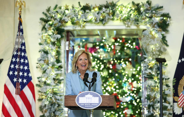 백악관 크리스마스 장식을 소개하는 미국 퍼스트레이디 질 바이든 여사. 백악관 홈페이지